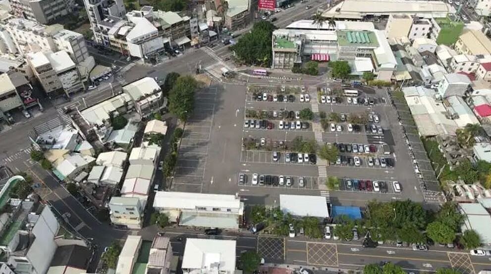 彰化縣政府正辦理彰化市「機28」機關用地變更為停車用地,將採公共設施多目標開發模式,打造大型影城及購物商場(鳥瞰圖)。圖/彰化縣府提供