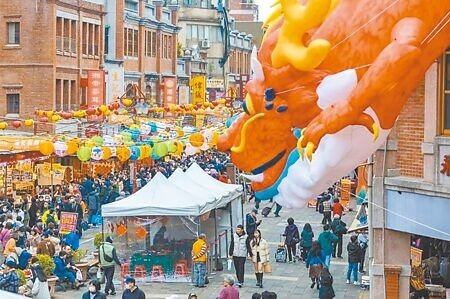 台北市議員陳炳甫指出,希望可以將年貨大街接駁車路線往北帶,增加涼州街的停靠點,同時增加接駁車輛數。(本報資料照片)