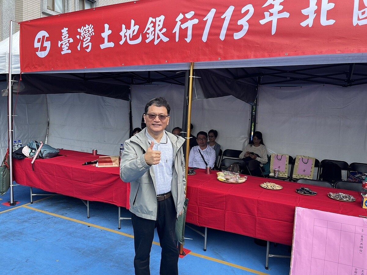 土地銀行董事長何英明23日上午參加員工健行活動。圖/林勁傑攝影