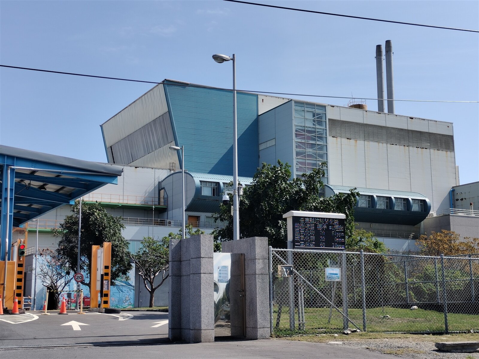 台東縣焚化廠明年1月正式營運，解決全縣垃圾問題，但燃燒產生的底渣和飛灰埋哪裡？卻成為議會燙手山芋的新議題，不少鄉鎮不願將底渣和飛灰埋在自家掩埋場。記者尤聰光／攝影 