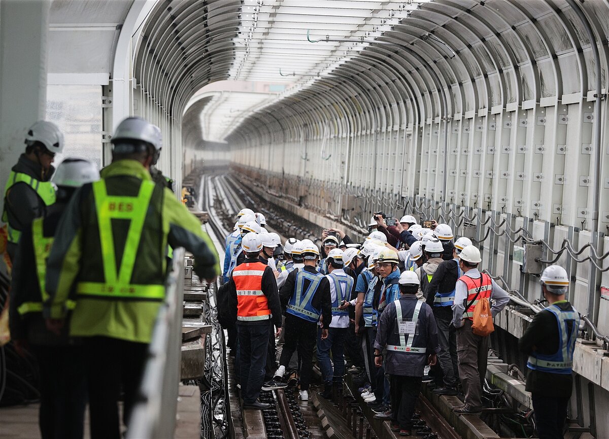 新北市長侯友宜日前視察因地震受損的新北捷運環狀線，力拚今年底復駛。本報資料照片 