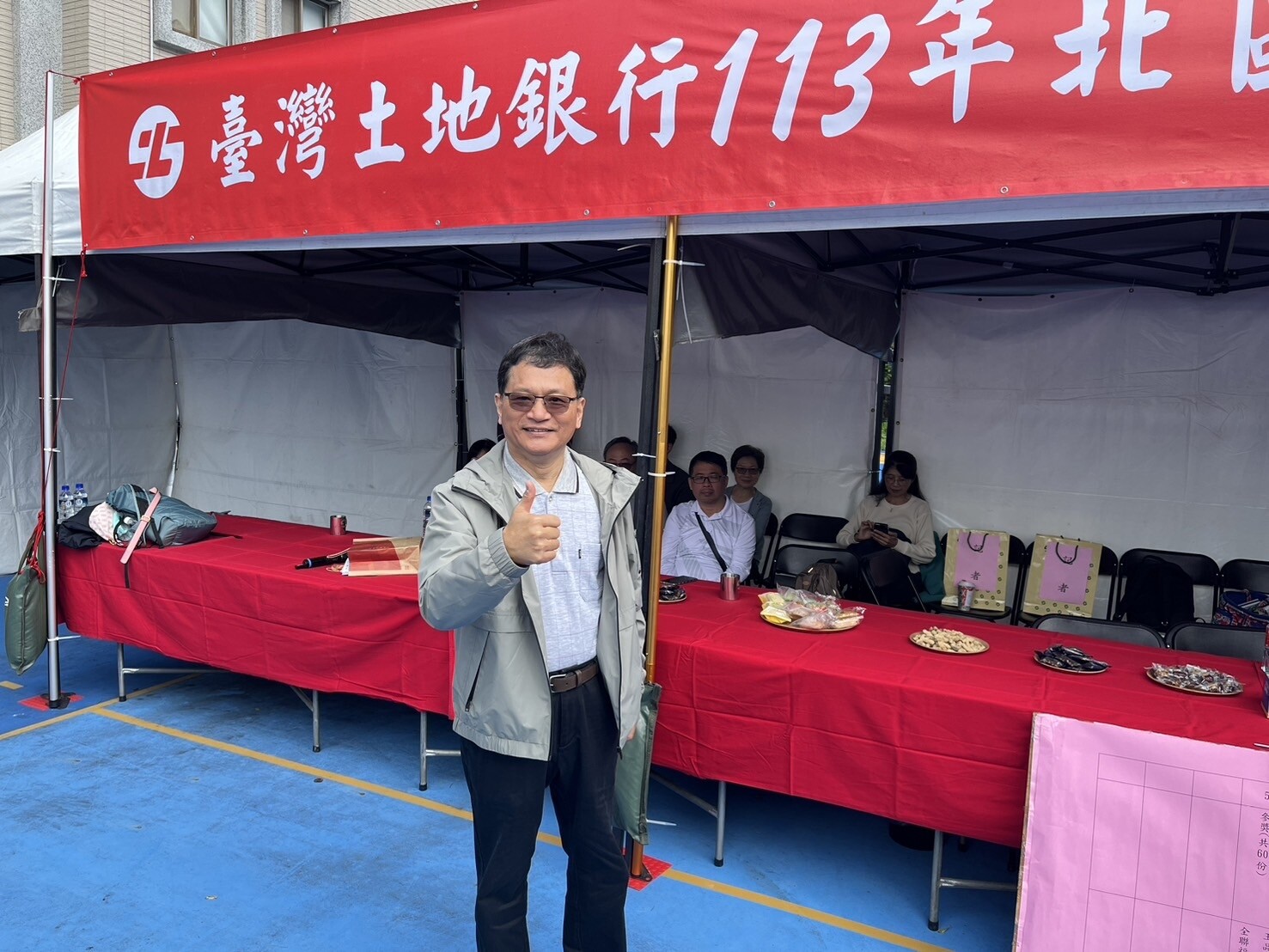 土地銀行董事長何英明23日上午參加員工健行活動。記者林勁傑／攝影 