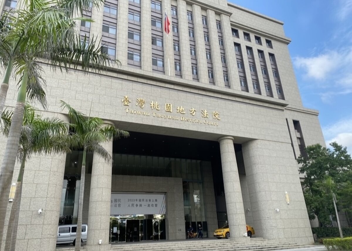 黃姓工人去年受僱於梁姓男子並於3月9日前往平鎮民宅施作更新鐵皮波浪板工程，卻因現場無安全防護，工人站在鄰宅採光浪板上卻意外踏破重摔不治，事後梁男竟否認「我不是老闆」拒付喪葬補助費，桃園地院審結，依過失致死罪將他判10月徒刑，可上訴。記者周嘉茹／攝影 