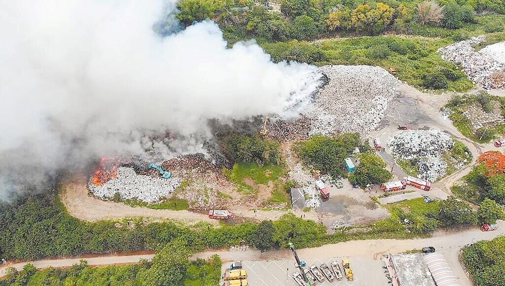 南投縣名間堆置4.5萬噸垃圾山5月間發生沼氣起火燃燒，臭氣沖天。圖／南投縣消防局提供