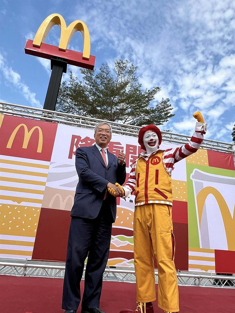 雲林西螺麥當勞開幕,財信傳媒董事長謝金河(左)昨也受邀出席開幕典禮。圖/取自謝金河臉書