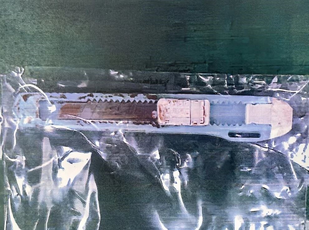 姜姓社區清潔員不滿遭林姓保全誣指沒把垃圾間大門關上,去年7月25日中午憤而衝進保全室持美工刀刺傷林男,桃園地檢署偵結,依殺人未遂罪起訴。記者陳恩惠/翻攝