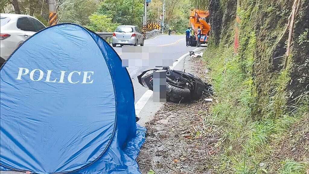 台14線南投縣仁愛鄉路段，23日發生一起死亡車禍，2名少年騎車雙載，疑似打滑摔車，遭後方混凝土車輾壓，2人送醫不治。圖／民眾提供