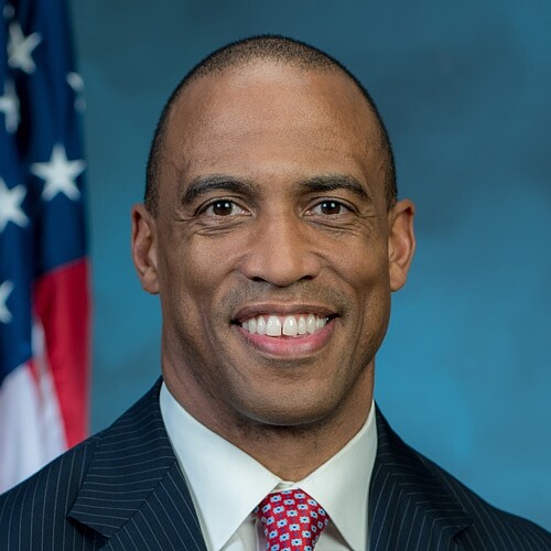 川普提名前NFL球星特納(圖右)出任住房與城市發展部長。維基百科