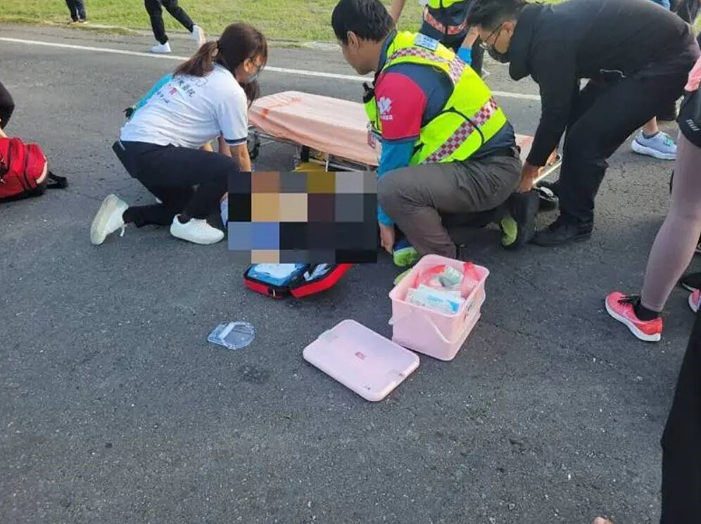 二林鎮伯立歐公益馬拉松上午舉行，一名9歲男童跟著參賽的父親陪跑，被一輛汽車擦撞，頭部被輾過，送醫後不治。圖／民眾提供
