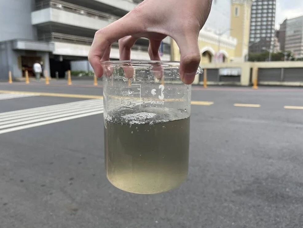 桃園市蘆竹區大坑溪近日頻遭檢舉汙染,桃園市環保局稽查發現汙染源是鄰近的台茂商場。圖/桃園市環保局提供