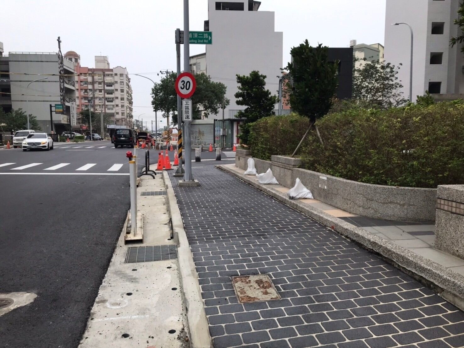 竹市埔頂二路人行道改善工程完工。圖/竹市府提供