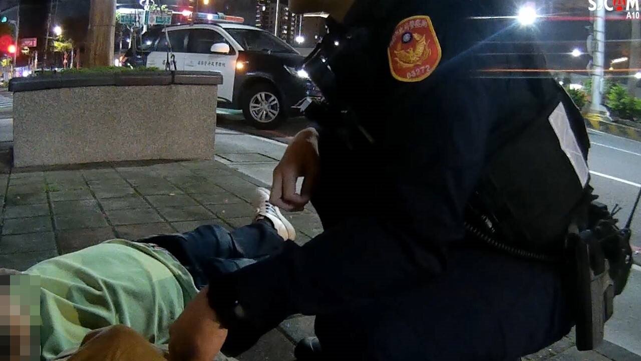 劉男喝醉躺在人行道上。圖:讀者提供