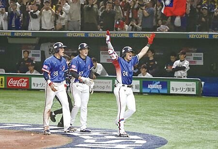 世界棒球12強冠軍戰,中華對戰日本,24日在東京巨蛋舉行,5局上中華隊陳傑憲(見圖)擊出三分打點全壘打。圖∕趙雙傑