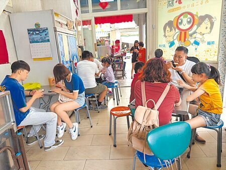 
芒果季進入尾聲，今年多雨又遇暖冬，草莓目前量少價高無法採用，若下個月青黃不接，玉井冰街業者將採用冷凍芒果應急。（寶智華攝）
