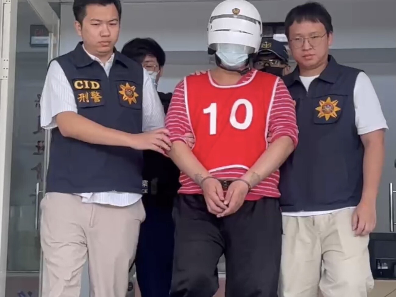 張姓男子（前中）疑因金錢問題，對母親施暴，張母疑因頭部重創昏厥不治。記者陳雅玲／攝影 