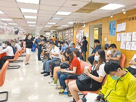 民眾在申報遺產稅的時候,國稅局提醒,被繼承人扶養重度身心障礙的兄弟姊妹,是否能夠多扣除。(吳靜君攝)