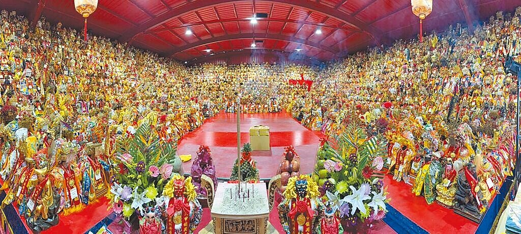 大甲鎮瀾宮今年舉行重修慶成祈安七朝清醮盛典，來自全台各地超過百間宮廟的神明，23、24日齊聚大甲鎮瀾宮駐駕，建醮神壇擺滿神尊，估計有近1.8萬尊神像形成一片「神牆」，規模相當壯觀。（大甲鎮瀾宮提供／李京昇台中傳真）