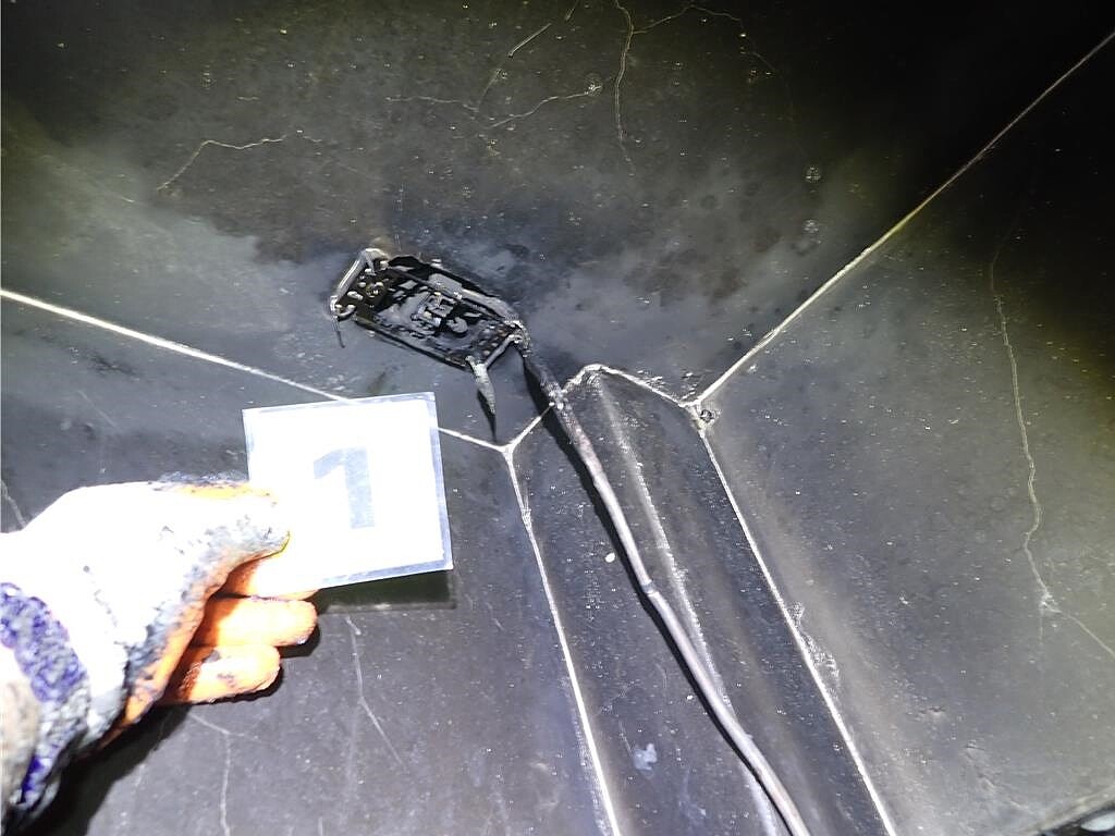 基隆市消防局深入調查廟口奠濟宮地下室火災的原因,認為應是設置在天花板上方的插座短路,火星引燃下方的金紙釀災。圖/基隆市消防局提供