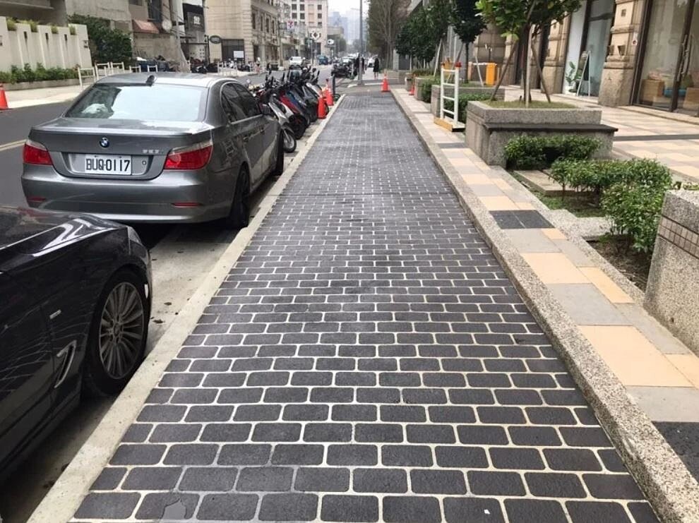 市府接獲民眾反映,規畫相關單位優化步行空間,不但將人行道拓寬,並把路燈、電箱遷移及消防栓下地,宣布正式完工,還路於民。圖/新竹市府提供