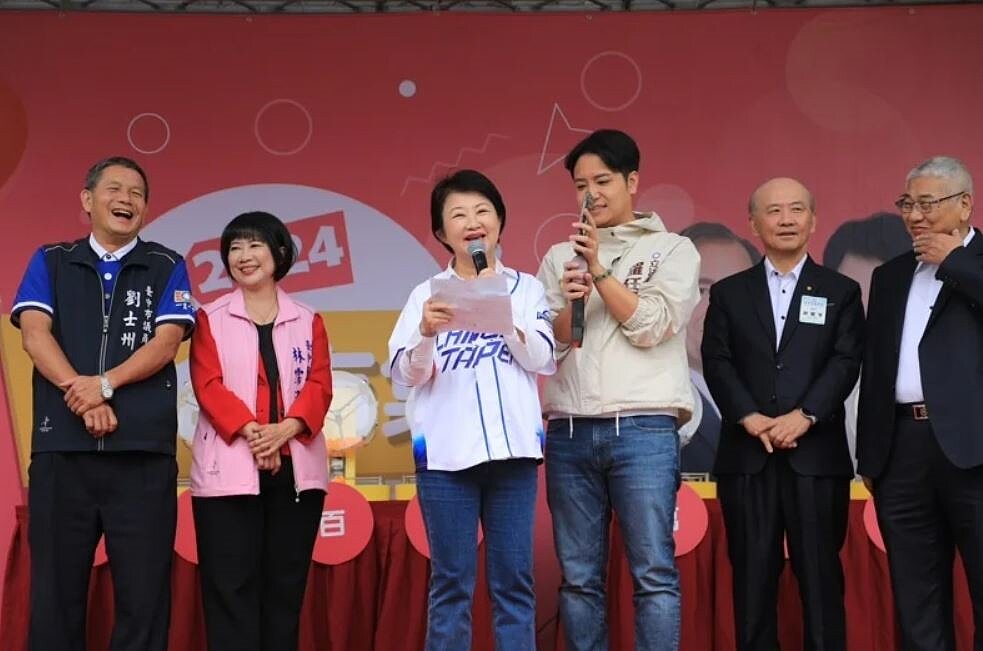 台中購物節「破百億加碼抽」,市長盧秀燕(左三)現場call out 3名百萬現金得主。圖/台中市政府提供