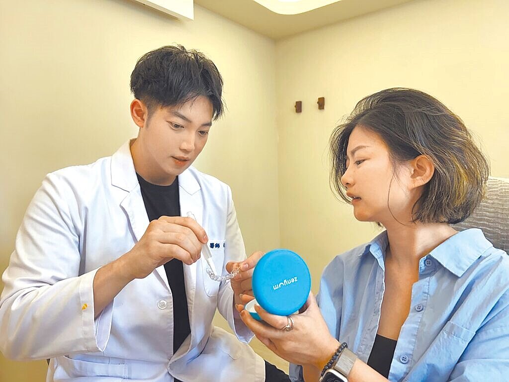 牙醫師范姜閎韻提醒，噴砂來還原齒色，再搭配合規的改善方法或產品，才是牙齒美白的正確方式。（范姜閎韻提供）