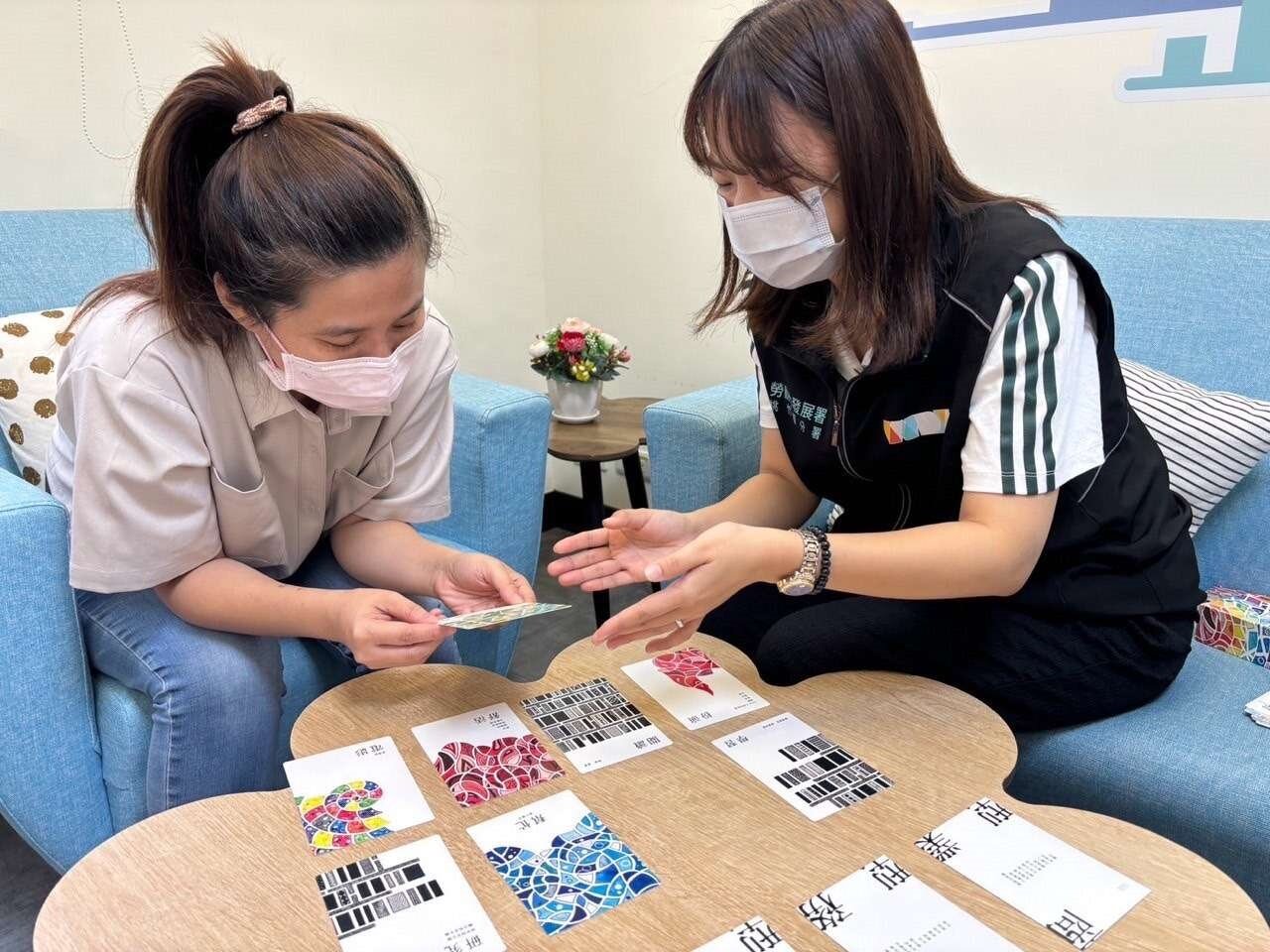 賈桃樂學習主題館提供青年「一對一職涯諮詢服務」運用職涯牌卡心理測驗等,協助青年銜接職場。圖:桃竹苗分署提供