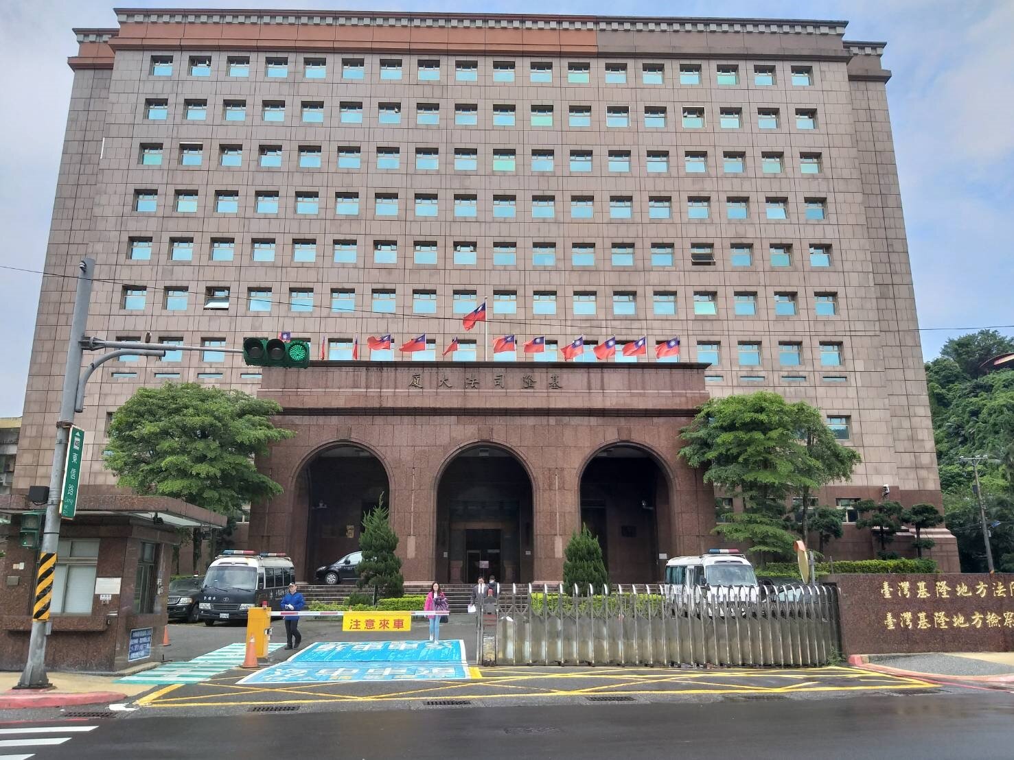 呂婦的透天厝漏水,質疑鄰宅周男的透天厝排水不良造成求償。基隆地院法官委由建築師以紅色顏料水測試,確認周屋4樓露台積水會滲漏至呂屋,判周男應修復及賠償呂女責任。全案可上訴。聯合報系資料照片