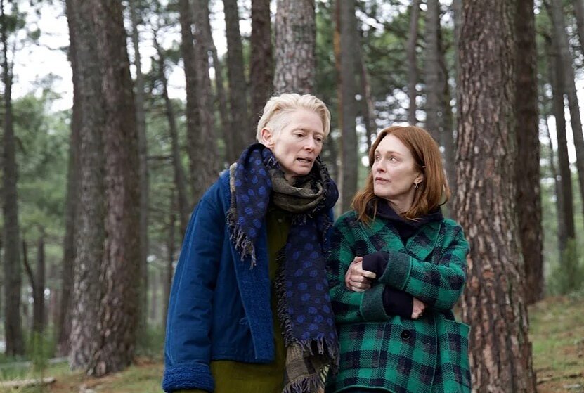 奧斯卡影后茱莉安摩爾(右)、蒂妲史雲頓(左)在【隔壁的房間】精彩飆戲,入圍歐洲電影獎四項大獎。圖/華納兄弟