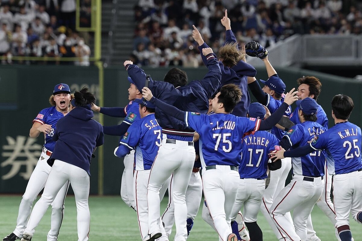 賀中華隊12強賽稱霸,百貨美食買一送一、摩天輪免費搭。特派記者許正宏/攝影