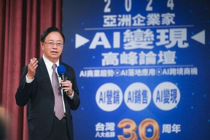 張善政以「AI打造桃花源」為題進行專題演講，分享智慧桃園推動成果。圖：市府提供