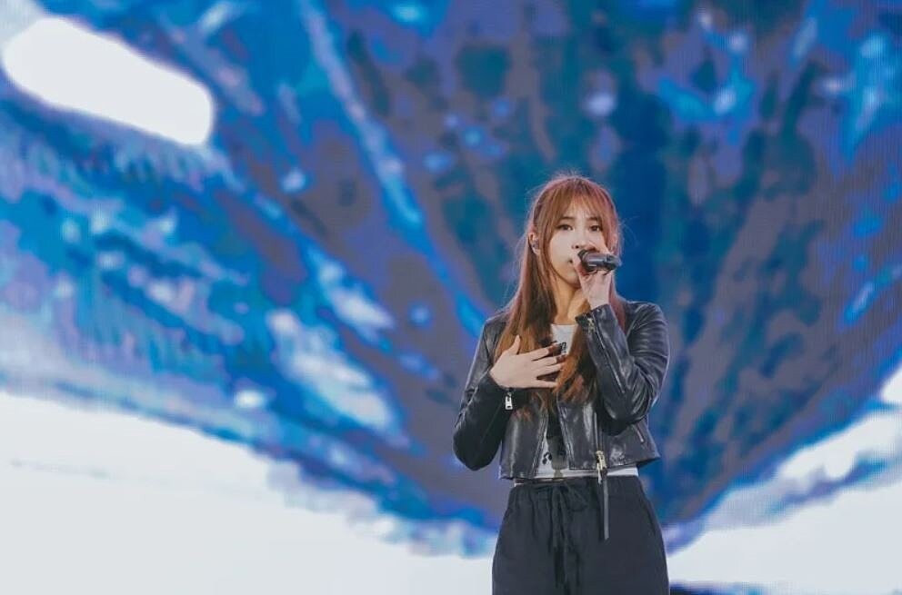 五月天冠佑女兒小玫瑰（劉芯妤）擔任開場嘉賓。圖／相信音樂提供
