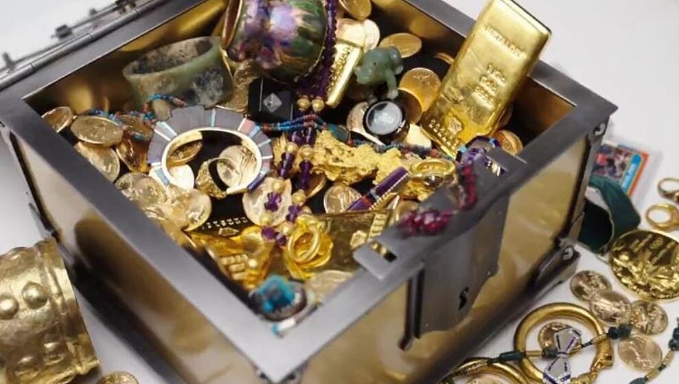 美國富翁柯林布萊克大方辦尋寶活動,將總額超過200萬美元的奇珍異寶裝在5個寶箱,藏在秘密地點。圖 /截自@JonCollinsBlack在X的影音