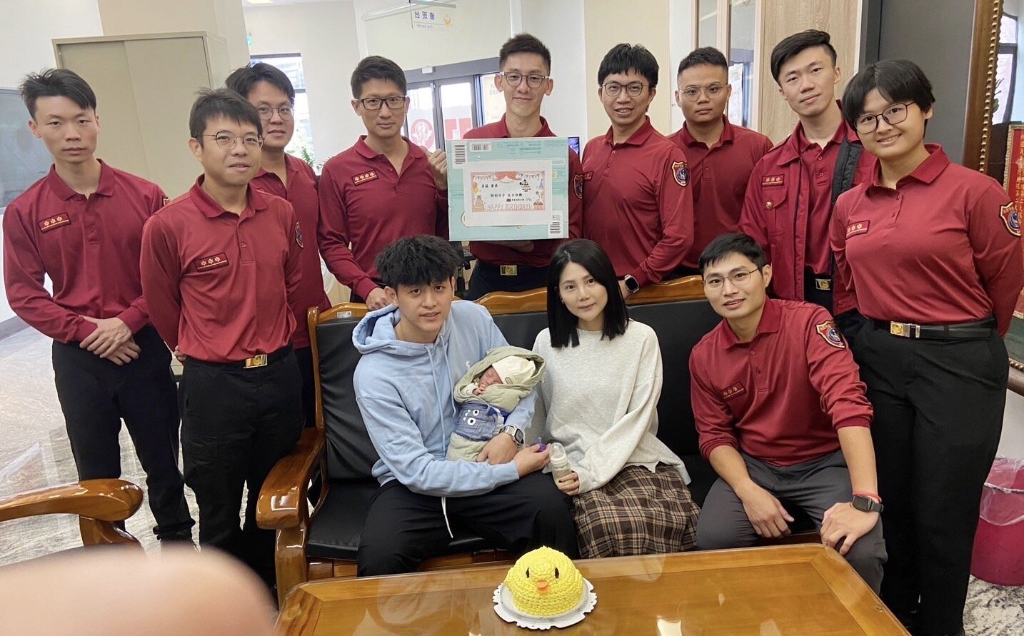 人魚寶寶平安出院,爸媽帶著寶貝到新屋分隊向救護人員致謝。圖:新屋分隊提供