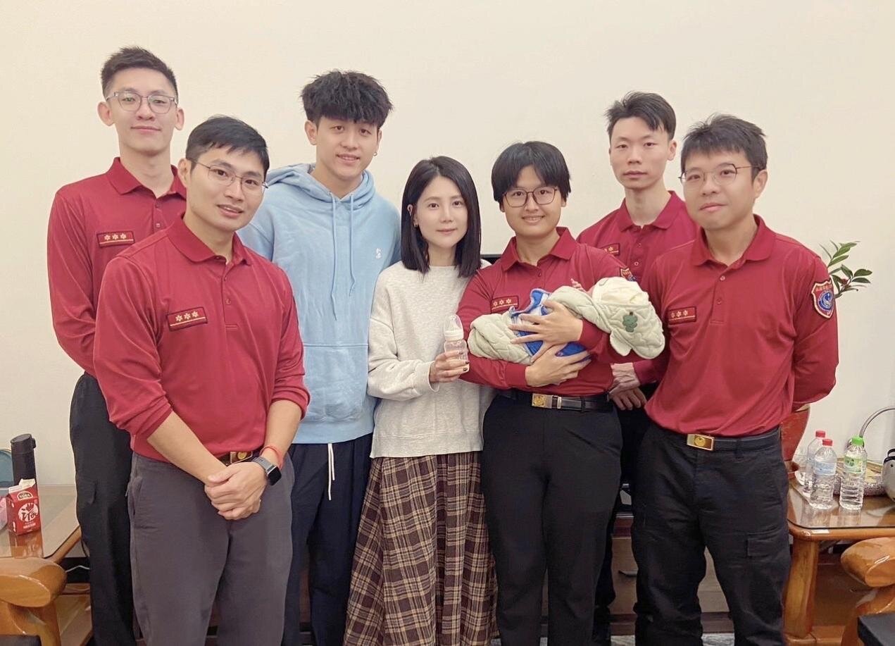 救護人員們看到寶寶平安健康出院,也感到無比的溫馨與喜悅。圖:新屋分隊提供