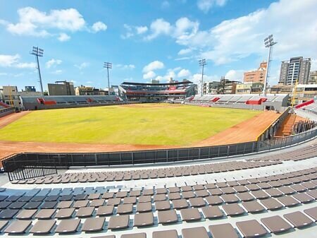 新竹市立棒球場目前仍因「保全證據」問題,無法進場移除覆土,重啟之日遙遙無期。(本報資料照片)