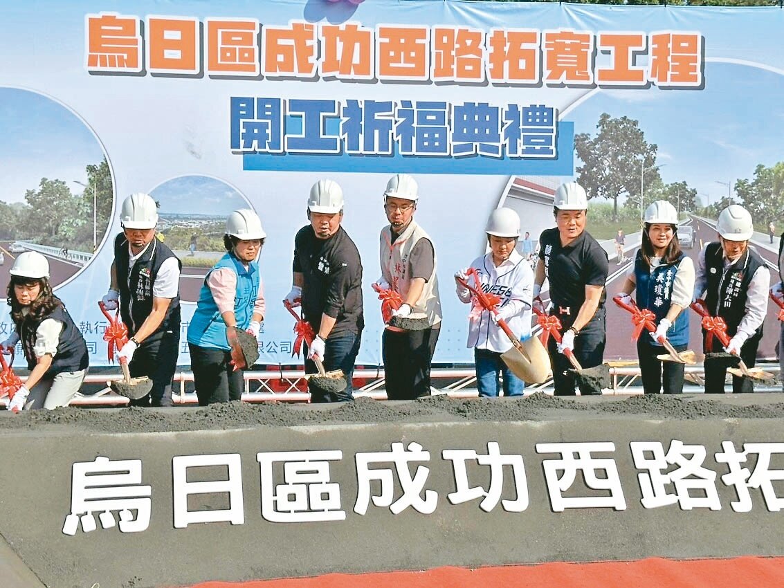 台中市長盧秀燕(右四)昨主持烏日成功西路拓寬開工典禮。記者黃寅/攝影