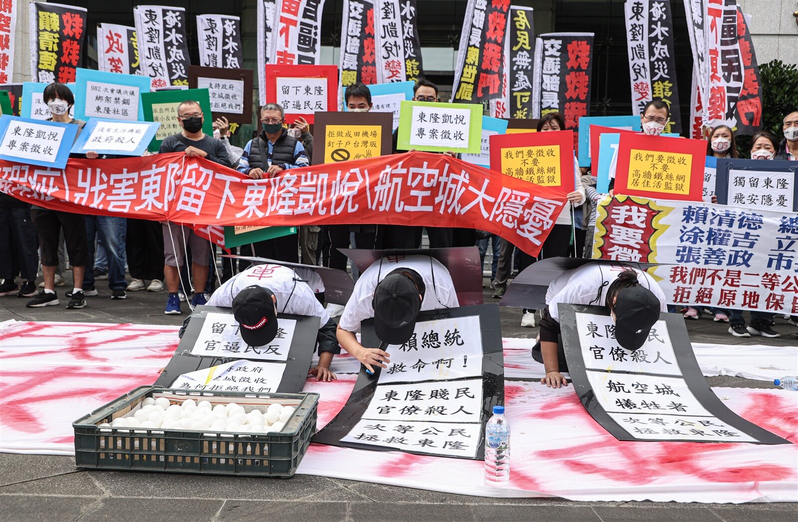 桃園機場周邊的東隆凱悅社區居民昨前往交通部陳情,演出行動劇,希望政府不要讓社區變孤島,納入桃園航空城徵收範圍。記者曾原信/攝影