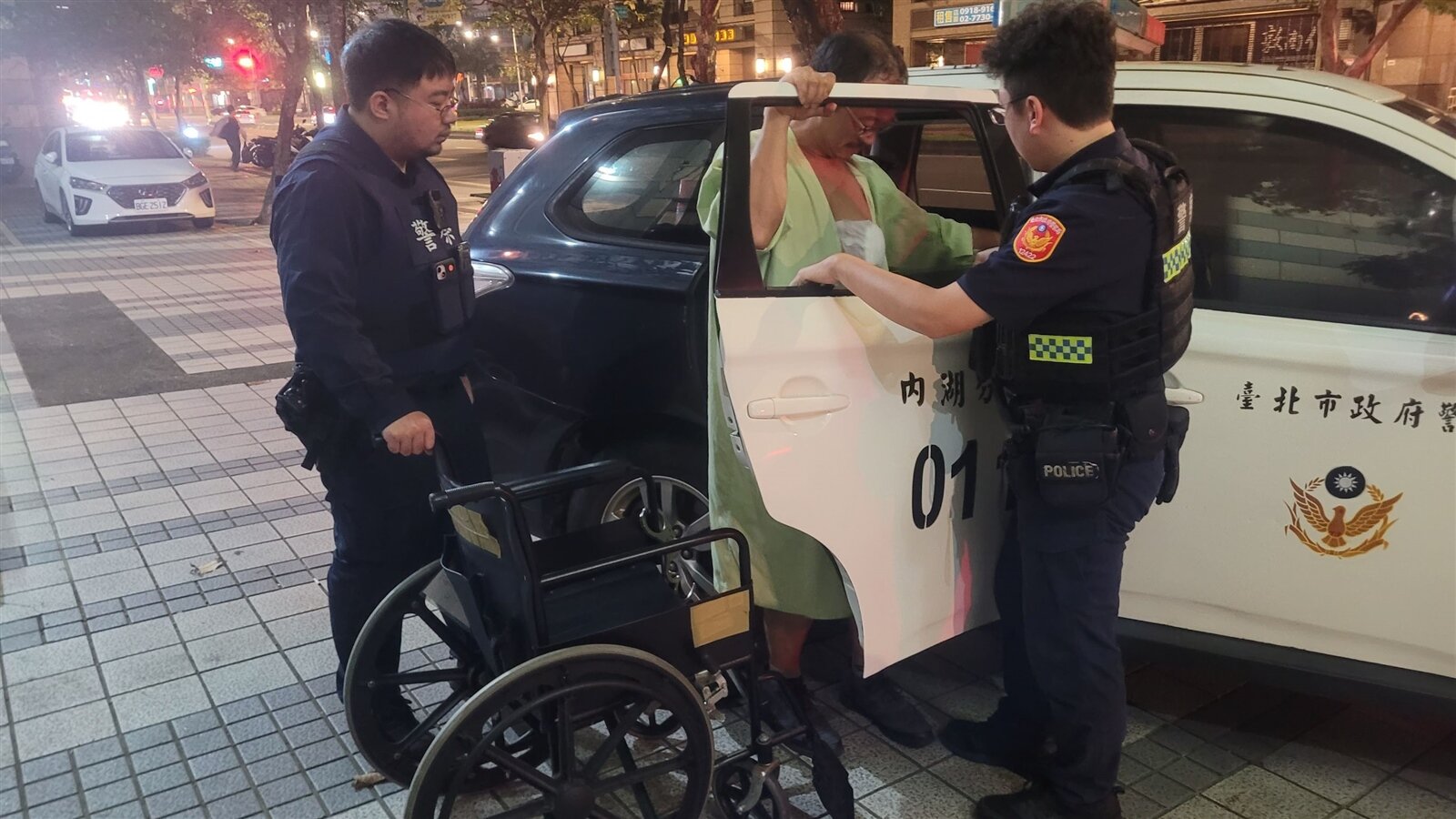 宿姓男子昨早在台北市當街持彈簧刀刺殺蔡姓女子後自戕，蔡被送醫急救一度恢復生命跡象，晚間宣告不治，警方將宿依殺人罪嫌移送。記者李奕昕／攝影 