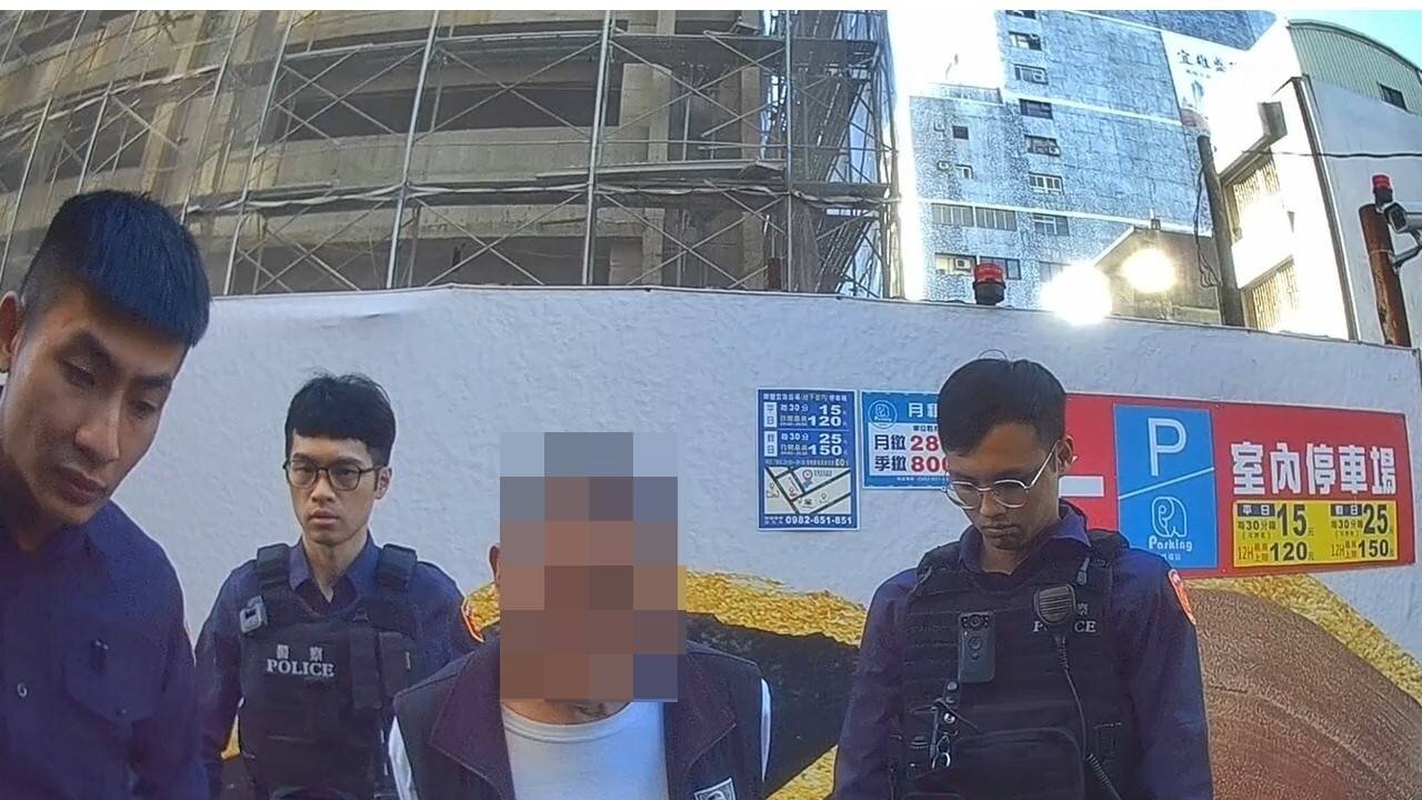 埔子派出所表員警在桃園區正康一街發現一輛機車懸掛註銷號牌立即進行攔查。圖:讀者提供