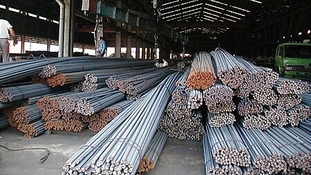 豐興(2015)開出本周盤價,包括鋼筋、型鋼基價維持平盤,結束先前連二周的跌勢。鋼筋業者表示,目前鋼筋需求不強,近期南部鋼筋廠採議價方式與客戶洽談,不過買氣不明顯,若本周南部鋼筋廠態度軟化降價,下周全台鋼筋價恐再度走跌。圖∕本報資料照片