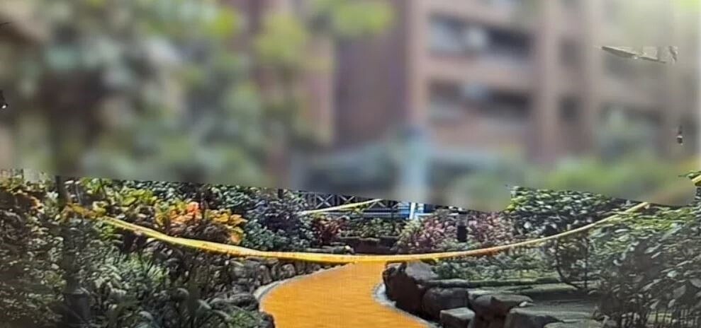 高市獨居的72歲林姓老翁,和妻子分居沒多久,25日上午10時許不明原因從三民區自家13樓住家陽台墜落中庭身亡,警方在現場拉起封鎖線。記者石秀華/翻攝
