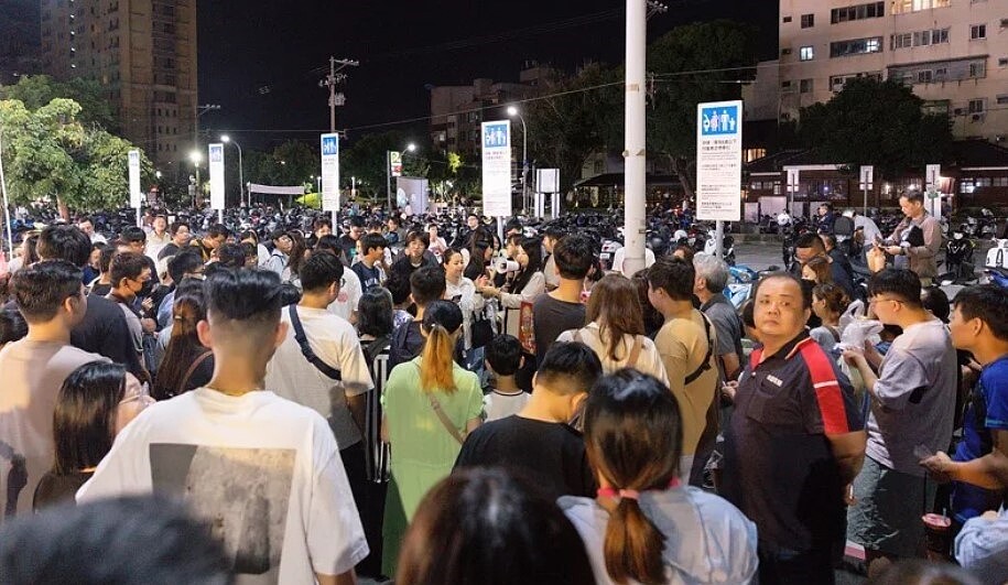 新竹市政府去年底重啟後站夜市,成為地方話題,每次營業時間都吸引萬人朝聖,熱鬧宛如不夜城。圖/葉証瑋提供