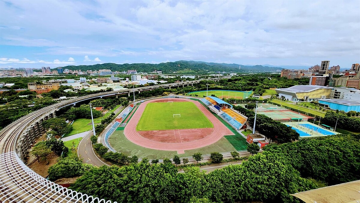 許多大學具備多樣的運動場地與綠地景觀，提供周遭居民運動和休閒的場所，成為周遭房市的一大亮點。房市示意圖／永慶房產集團提供