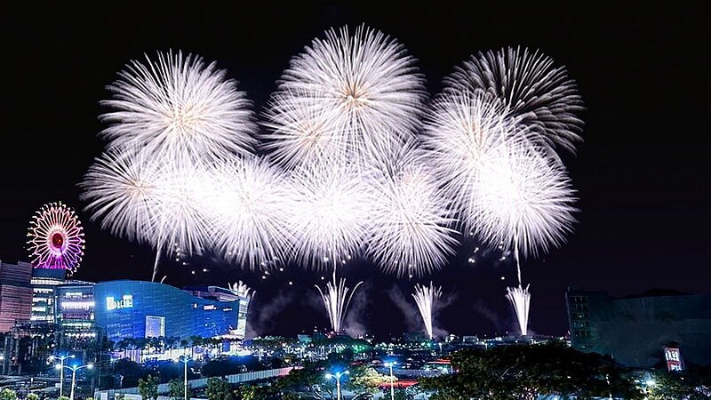 2025高雄跨年晚會將施放千輪版250秒亞灣跨年花火。