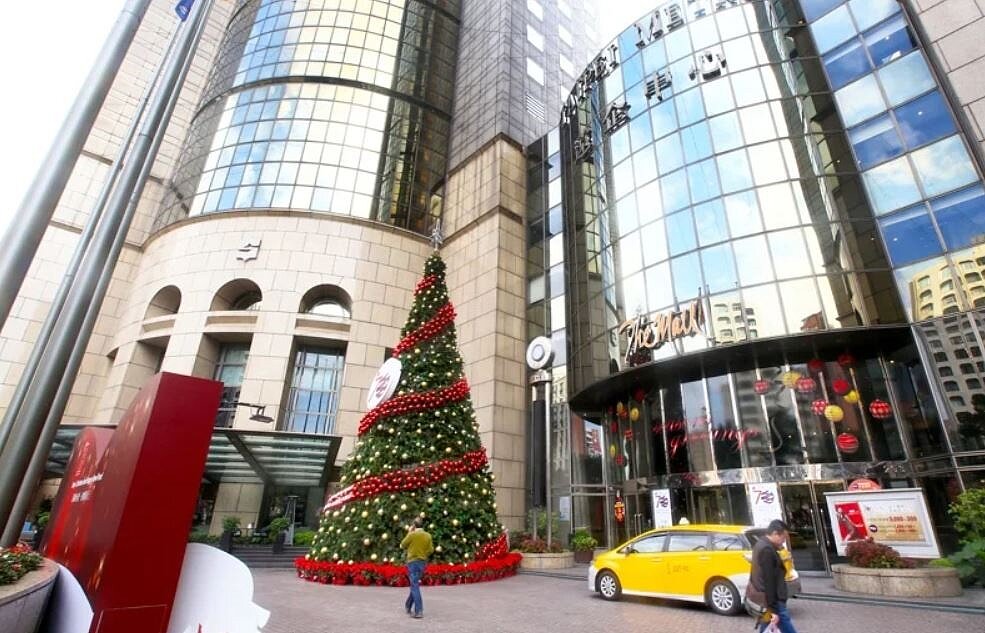 美國聯合航空田姓女空服員6年前下榻香格里拉台北遠東國際大飯店,走出大門因地面高低落差而踩空跌倒,肩膀、膝蓋、腳部皆受傷,她提告求償1844萬餘元,台北地方法院判飯店賠償44萬餘元。田女和飯店皆上訴,台灣高等法院今廢棄原判決,改判香格里拉台北遠東國際大飯店不用賠償。圖/聯合報系資料照