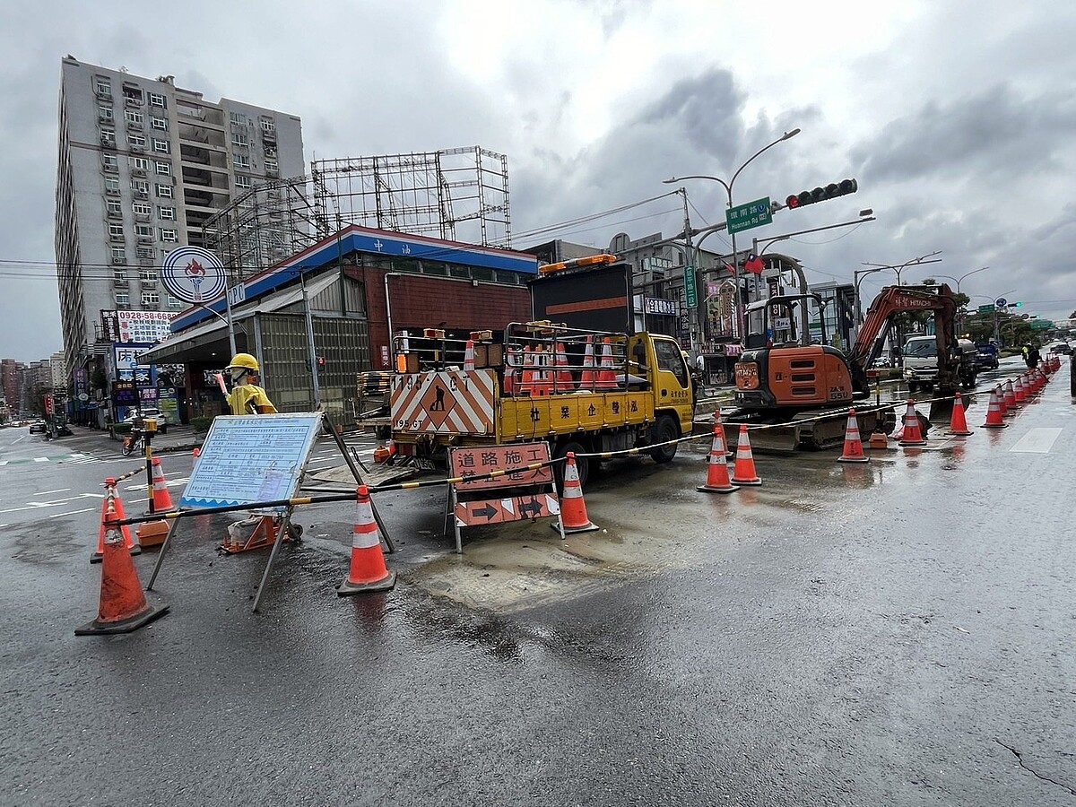 平鎮給水場管線突然爆管漏水自來水公搶修，中壢、平鎮區3萬4201用戶停水降壓不便。圖／市議員王珮毓提供