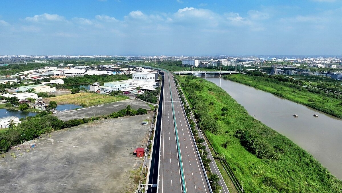 希望之翼(希望の翼)具備兩橫一縱交通優勢,北外環通車後更安南區聯通南科至市中心車程