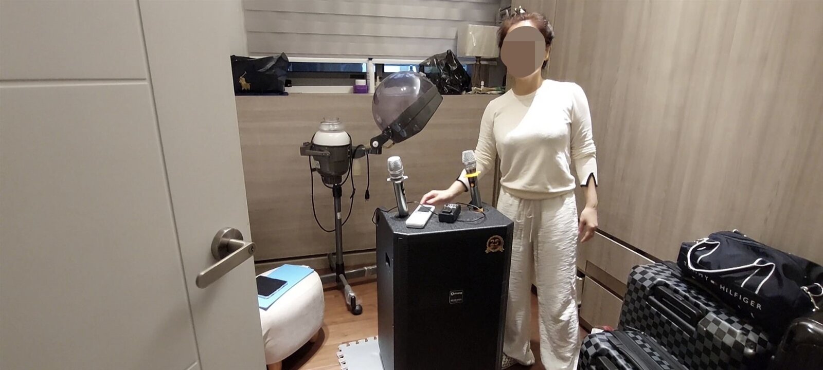 陳小姐說,為了不讓音樂影響鄰居,還特地將音響設備安置在小房間裡。圖:廖先生提供