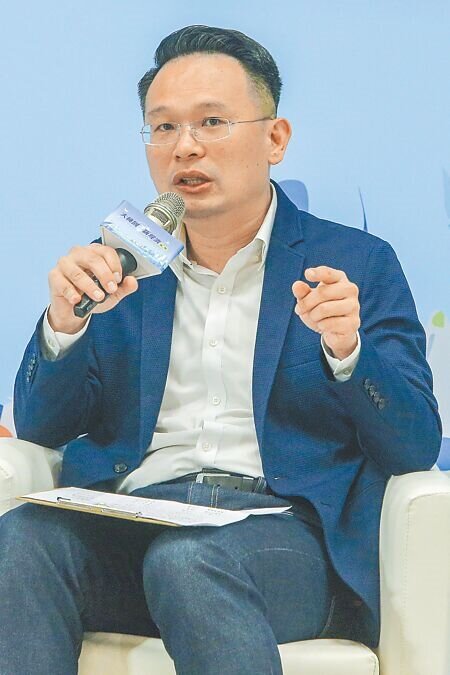 「大桃園淨零新經濟論壇」,桃園市副市長蘇俊賓分享桃園淨零轉型作為。(陳麒全攝)