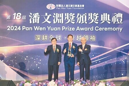前行政院院長現任中華文化永續發展基金會董事長劉兆玄(左起)、台積電前董事長劉德音、潘文淵基金會董事長史欽泰。圖∕張珈睿